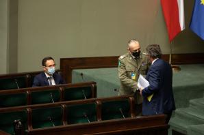 Wiceszef MSWiA w Sejmie o sytuacji na granicy polsko-białoruskiej. Połowę z osób zatrzymanych na granicy stanowią Irakijczycy, ale są również obywatele Syrii, Afganistanu, Tadżykistanu, Somalii, Rosji, Iranu, Egiptu, a nawet Kuby